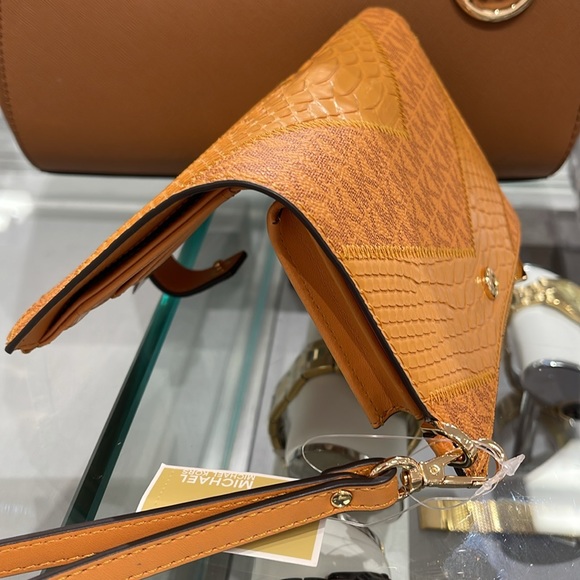 MICHAEL KORS JST LG DOUBLE ZIP WRISTLET WALLET PHONE HOLDER
CIDER
NWT - Picture 11 of 16